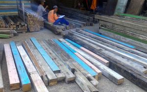 Balken aus reclaimed Teak
